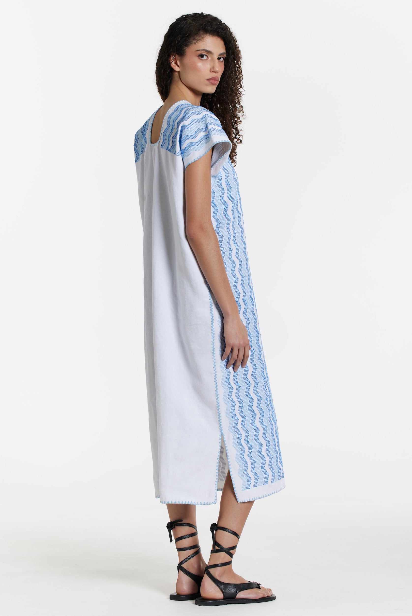 Ahida Correale Número 29 Midi kaftan in blue / ivory — handwoven cotton by artisans in San Juan Colorado, Oaxaca