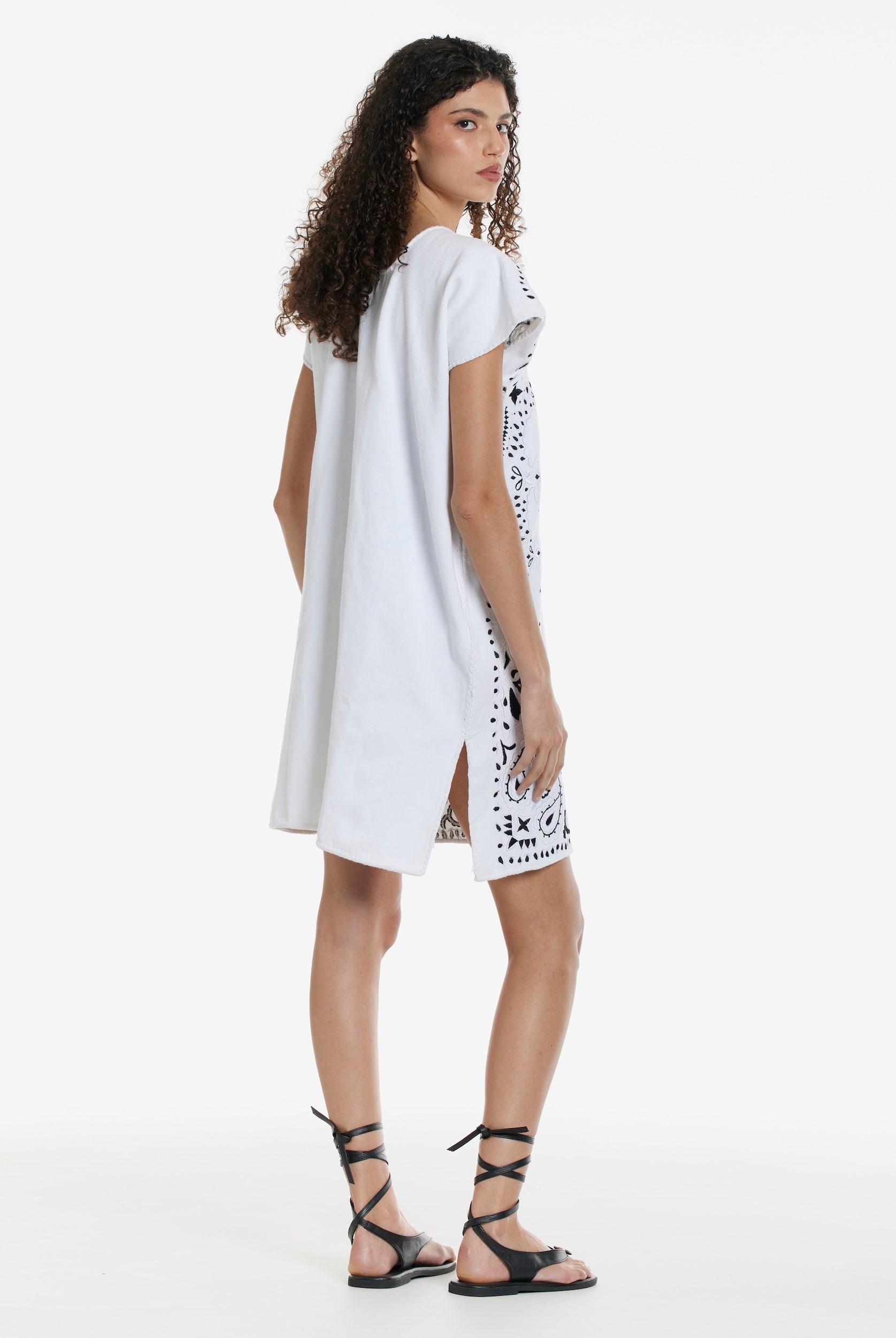 Ahida Correale Número 2 Mini kaftan in white / black — handwoven cotton by artisans in San Juan Colorado, Oaxaca