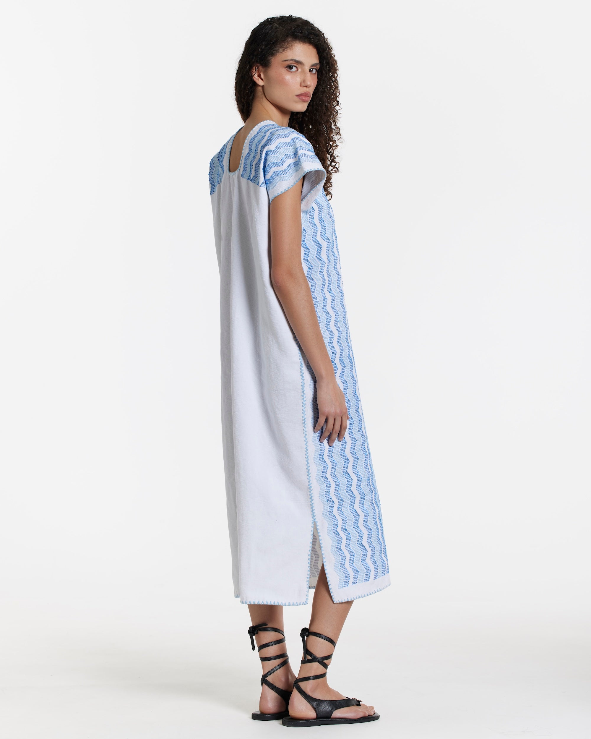 Ahida Correale Número 29 Midi kaftan in blue / ivory — handwoven cotton by artisans in San Juan Colorado, Oaxaca